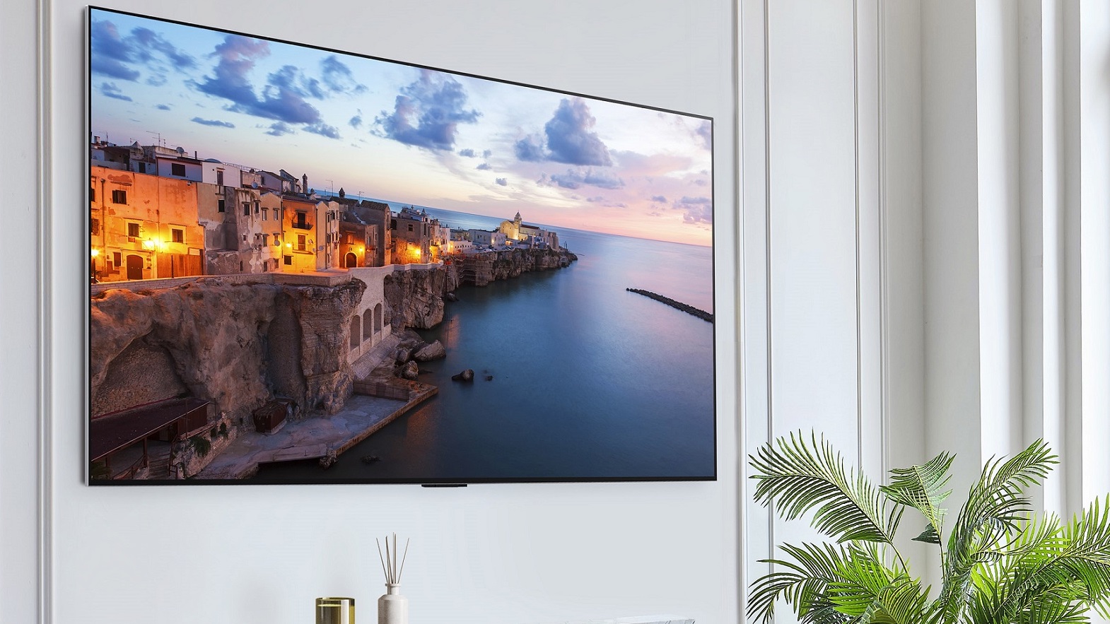 LG G3 OLED-Fernseher an der Wand im hellen Wohnzimmer