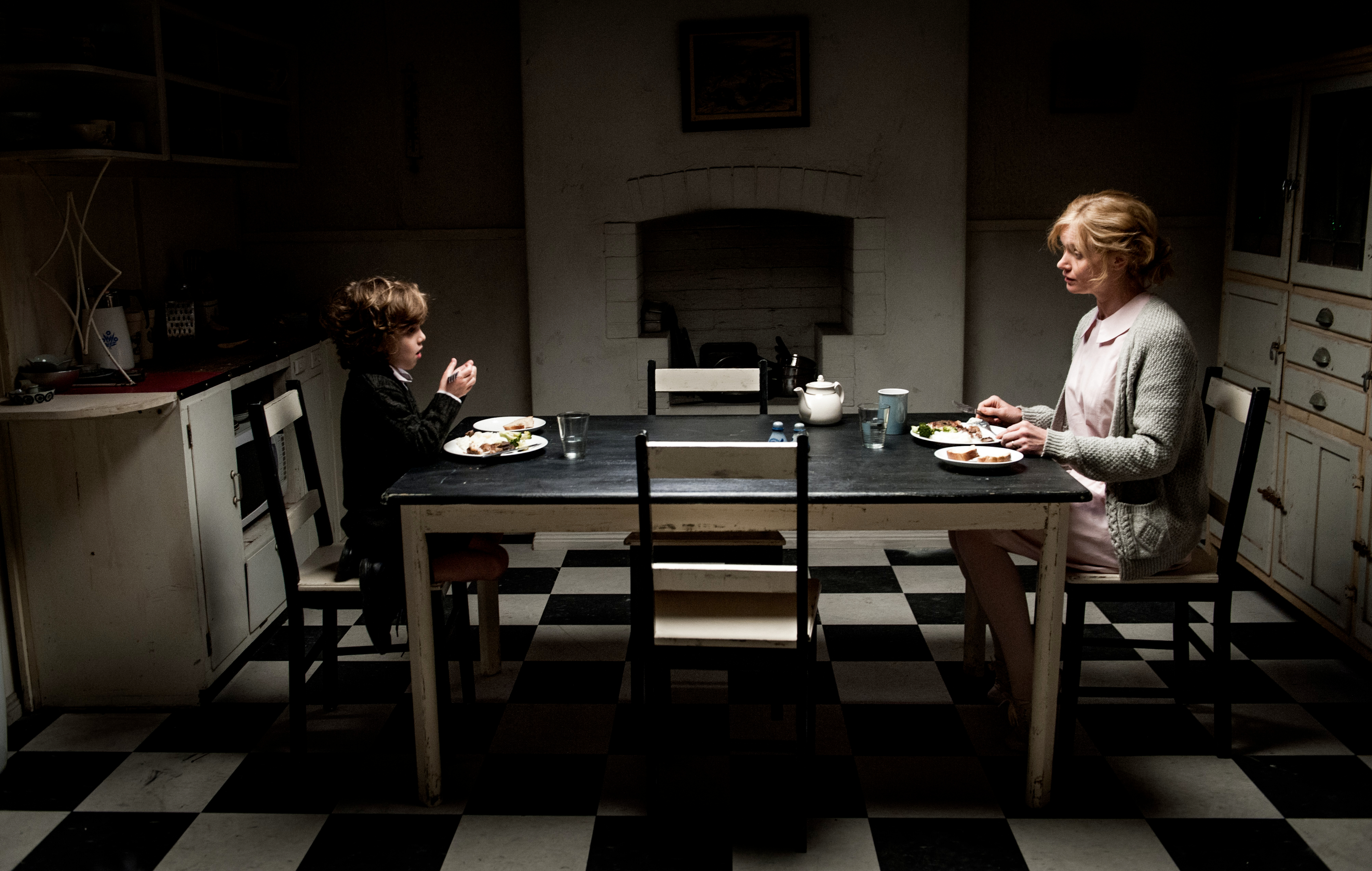Samuel (Noah Wiseman) und seine Mutter Amelia (Essie Davis) sitzen an einem Tisch in The Babadook, einem der besten Horrorfilme, die zu 95 % und mehr auf Rotten Tomatoes stehen
