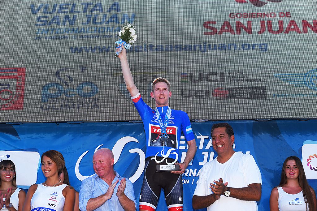 Bauke Mollema (Trek-Segafredo) in the blue leader's jersey