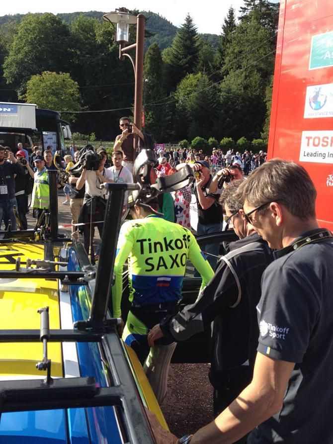 Alberto Contador (Tinkoff Saxo) abandons stage 10 after a crash