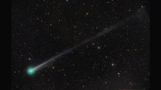 在黑色天空的襯托下,星域左下角出現了一顆亮綠色的彗星。它有一條長尾巴,一直延伸到屏幕的右上角。