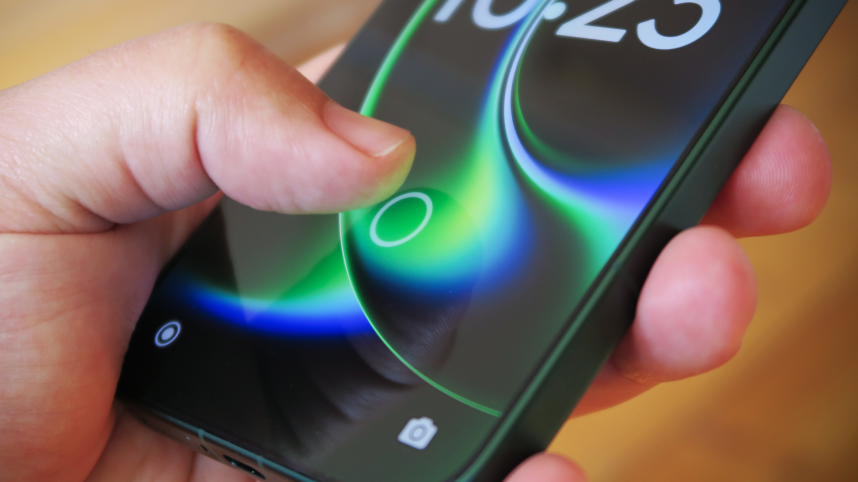 Xiaomi 17 Ultra review fingerprint sensor