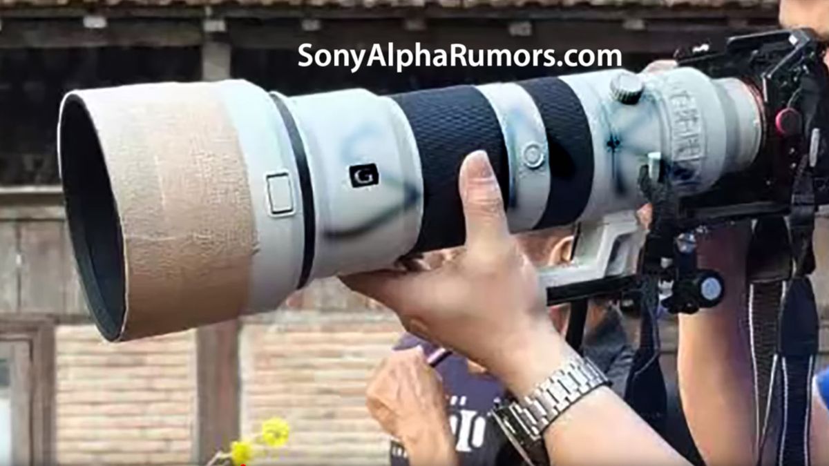 Possible photo of rumored Sony FE 400-800mm f/6.3-8.0 lens