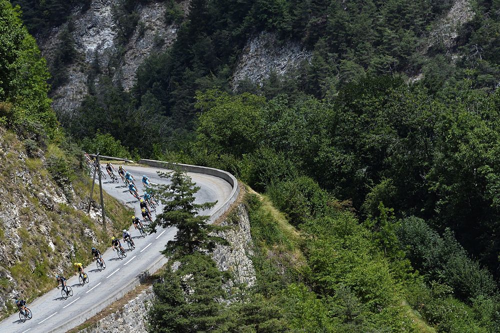 The peloton during stage 20 from Modane Valfr&eacute;jus to Alpe d'Huez