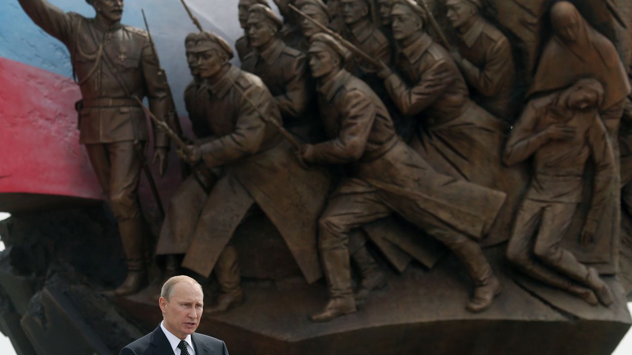 Vladimir Putin unveils a monument to Russian soldiers of the First World War in 2014 