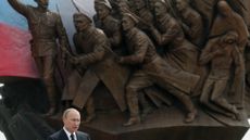 Vladimir Putin unveils a monument to Russian soldiers of the First World War in 2014 