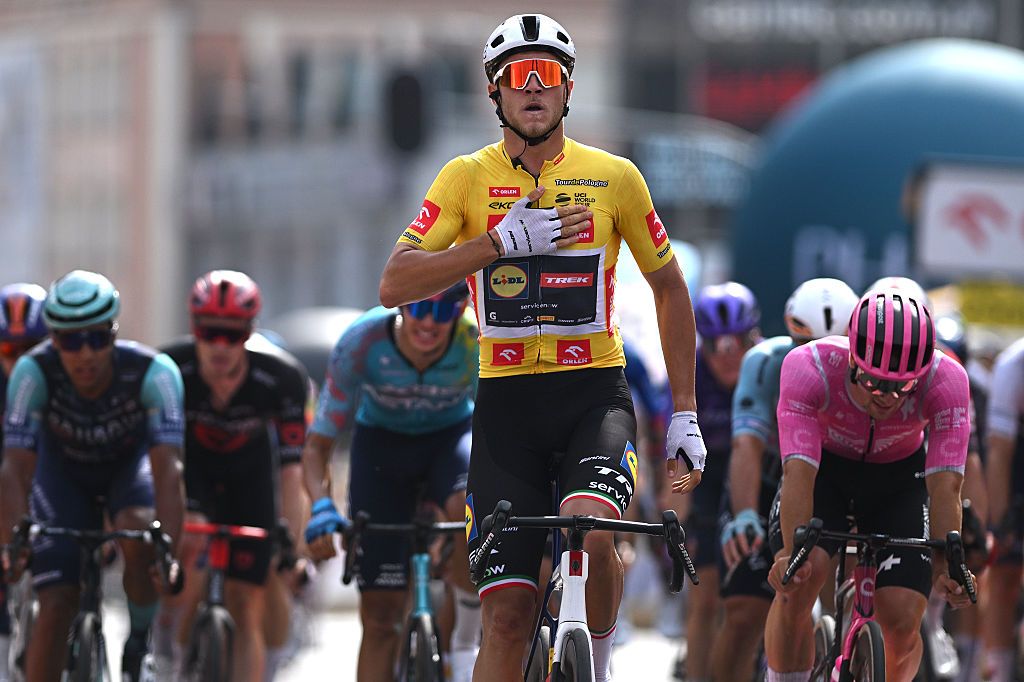 Jonathan Milan vince il terzo treno di punta al Tour de Pologne, con un gruppo di sprintatori in lotta per la vittoria
