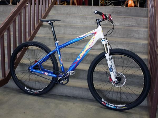 Paketa's magnesium hardtail is available in 26", 650B and now 29" versions.