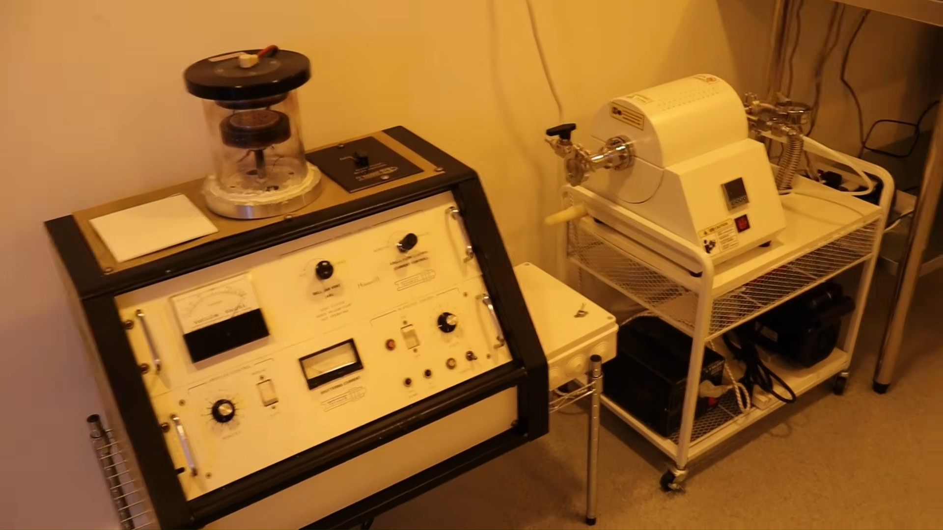 غرفة الأبحاث DIY في سقيفة