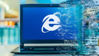 Ein Laptop mit dem Internet-Explorer-Logo auf dem Bildschirm, der sich wie in Avengers auflöst