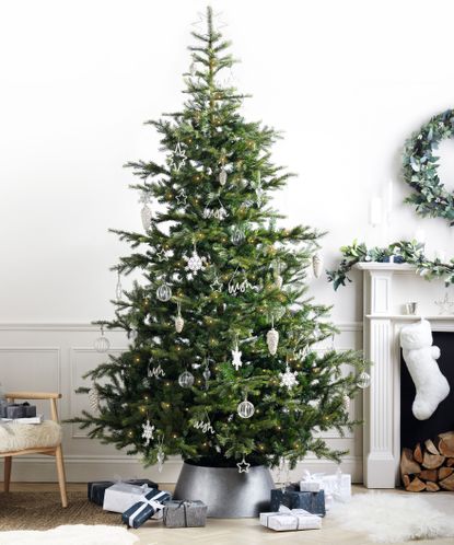 How to style The White Company Christmas tree like an expert | Livingetc