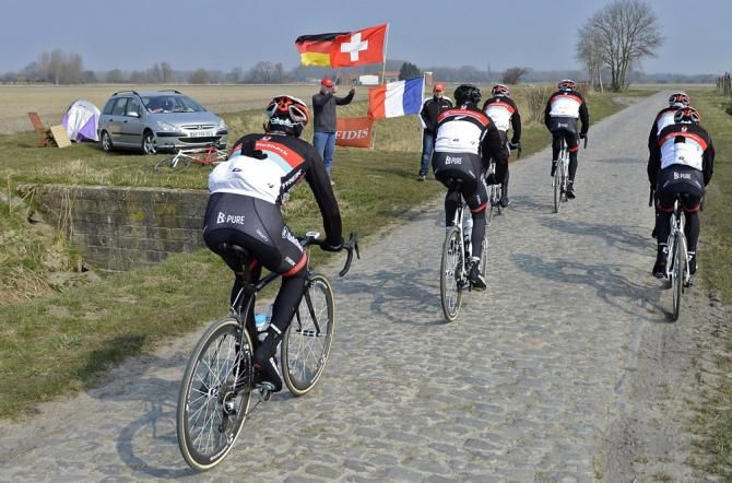 RadioShack Leopard riders get a thumbs up from a spectator