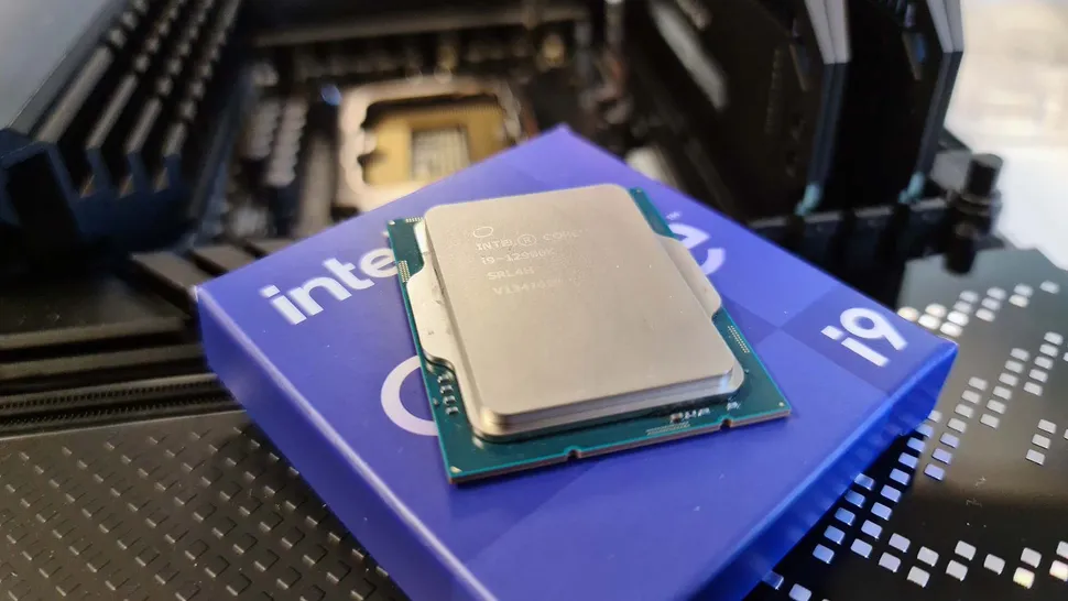 Изображения Intel Core i9 12900K крупным планом с обнаженным чипом