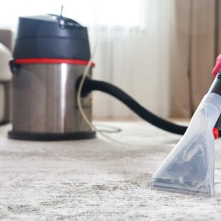 wet vacuum cleaning carpet