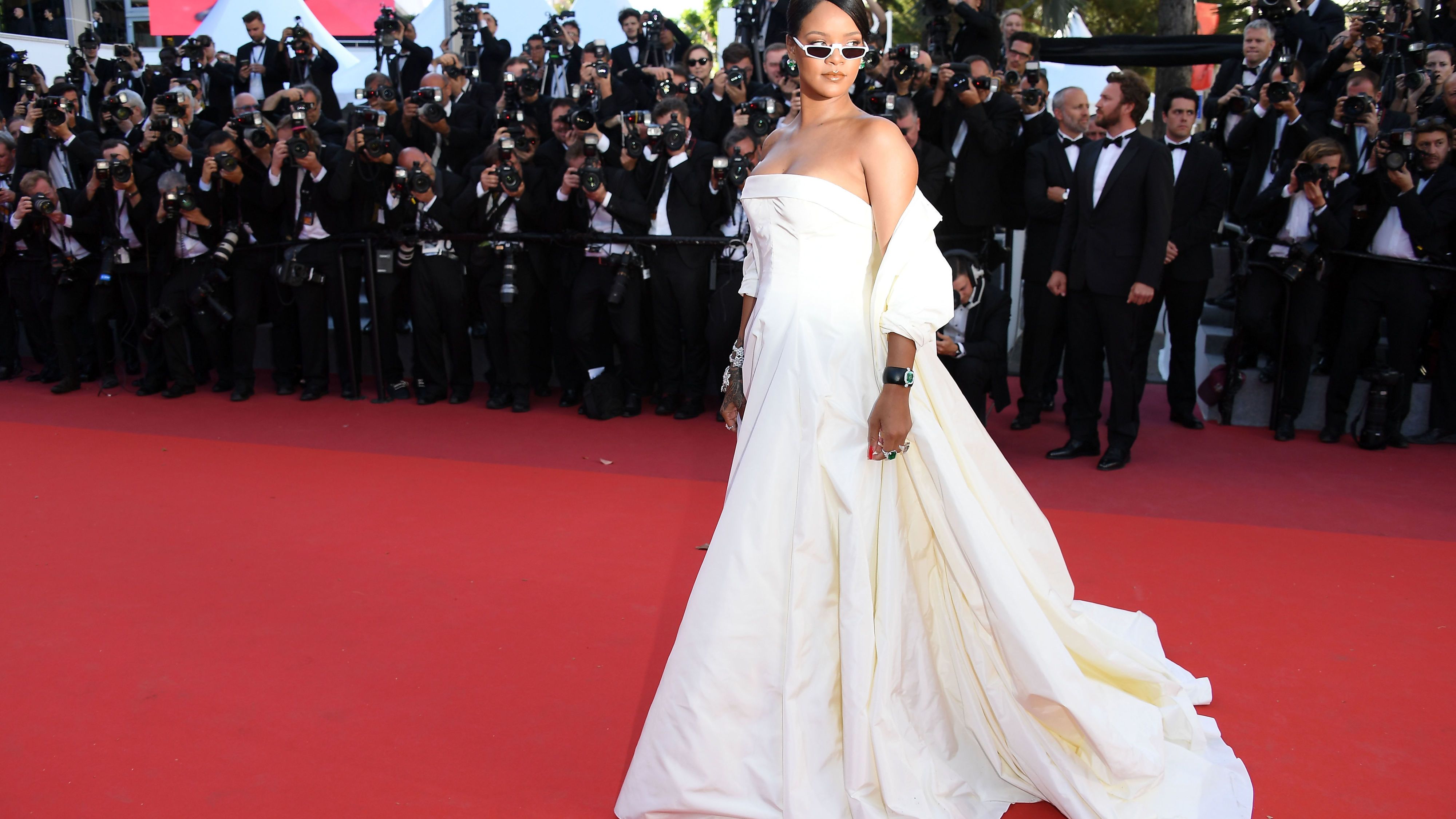 Red carpet, Dress, Gown, Carpet, Flooring, Clothing, Premiere, Fashion, Event, Fashion model,