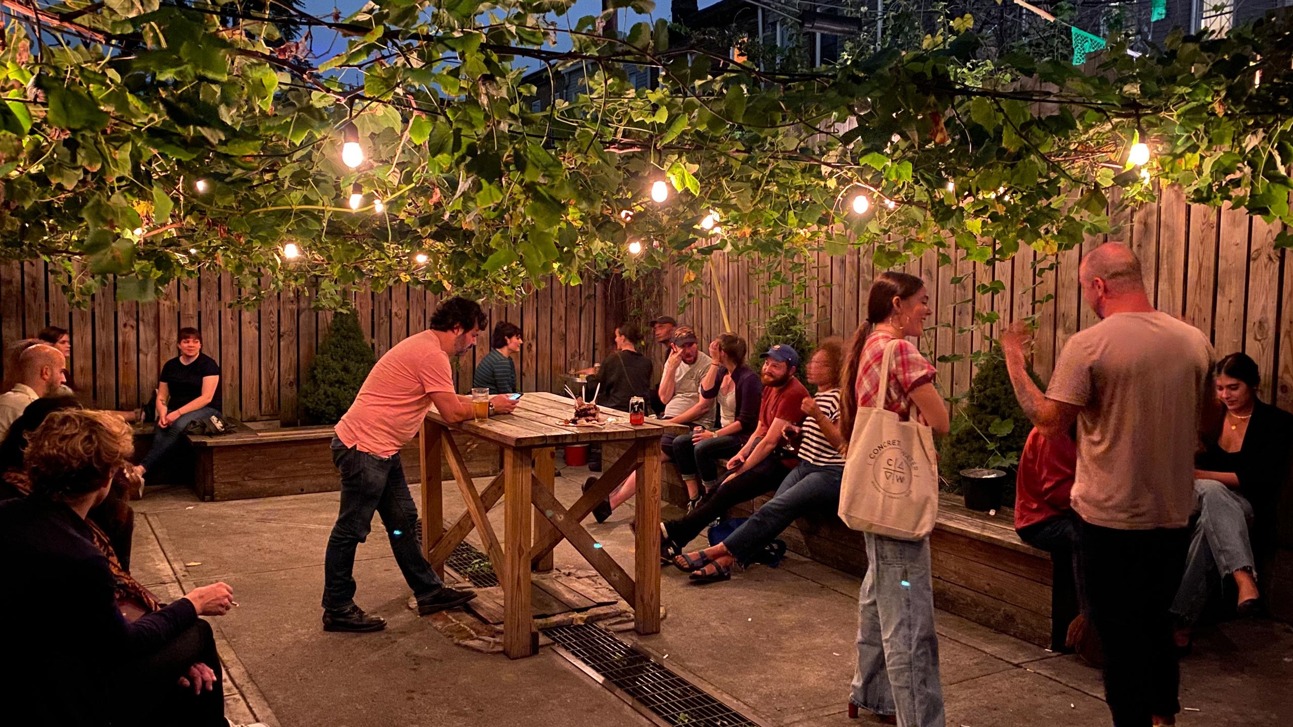 Gruppe von Menschen in einer Bar im Freien