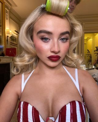 How to glowy makeup: Sabrina Carpenter