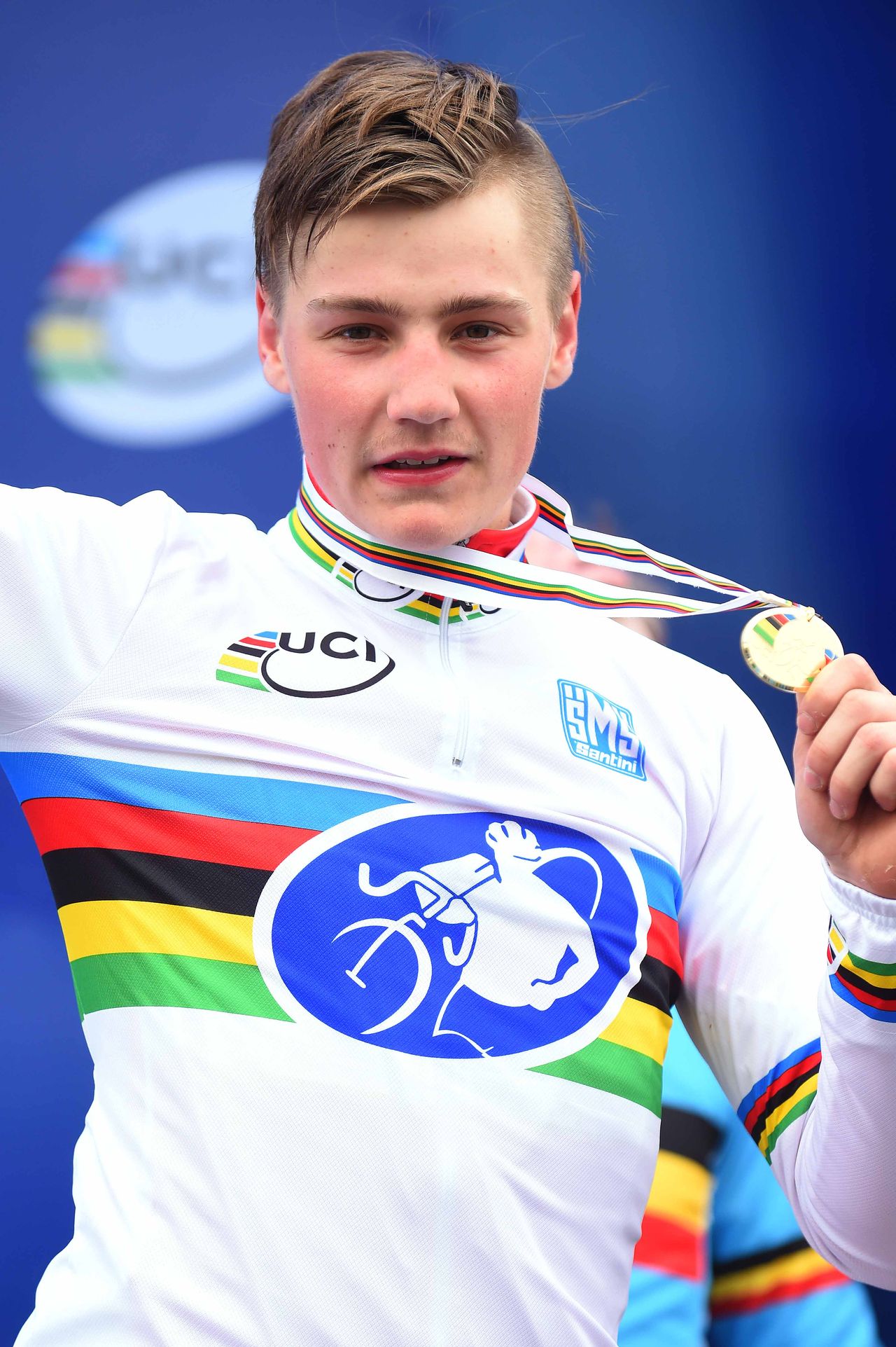 Simon Andreassen shows off his new jersey