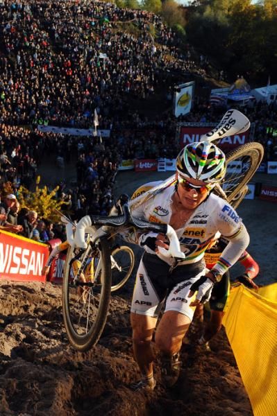 World champion Zdenek Stybar (Telenet - Fidea) shoulders his bike.