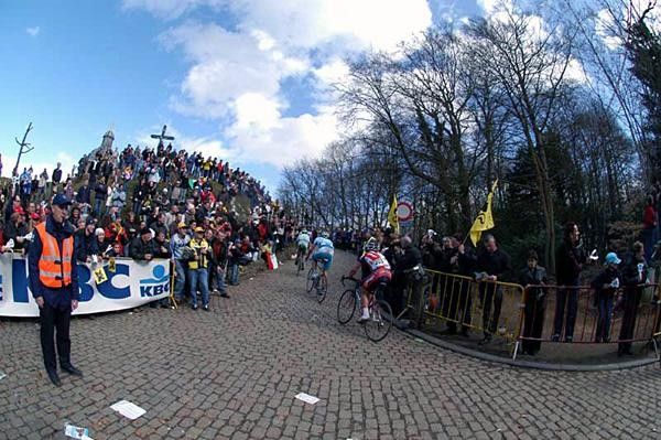 Riding up to the top of the Muur