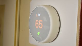 Nest Thermostat E på en væg
