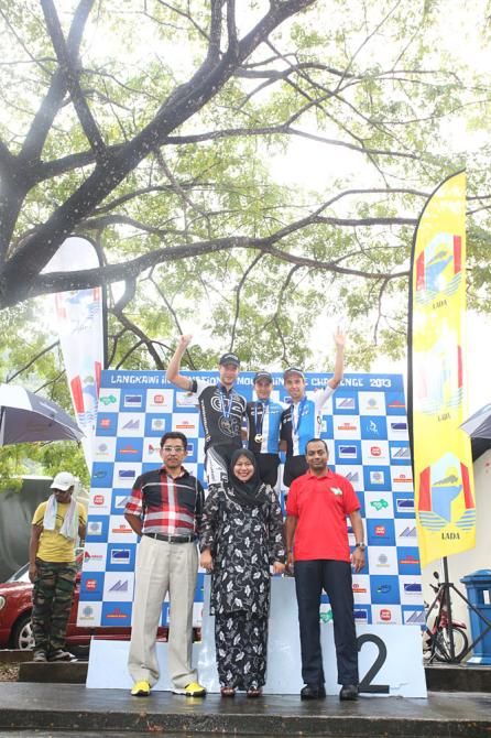 LIMBC Men's stage 2 podium: Kristian Hynek, (3rd place), Fabian Giger, (1st place) and Emil Lindgren, (2nd place) with Tuan Haji Omar Haji Saad, President of Kedah Cycling Association, Rosnina Yaacob, Tourism Manager - LADA and Datuk Malik Mydin, CEO Human Voyage.