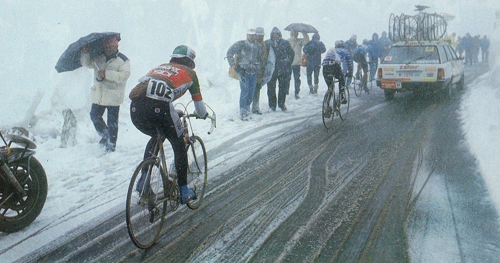 The snowstorm on the climb of Passo Gavia during 1988 Giro d&#039;Italia 