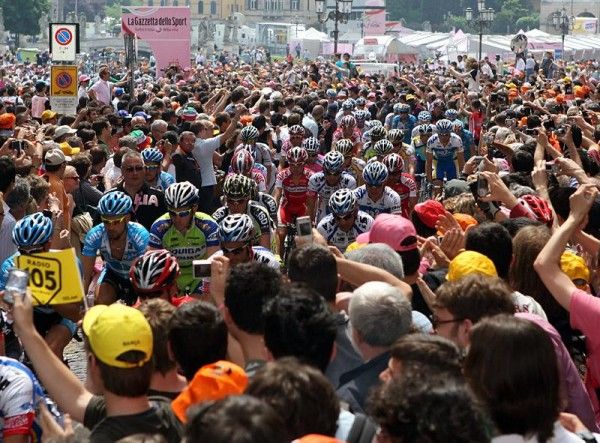 The pelton leaves Padova amidst a large gathering of tifosi.