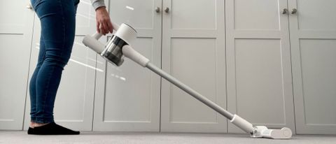 The Roidmi Z1 Air being held during carpet cleaning