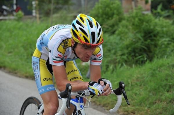 Oscar Pujol Munoz (Azad University Cross Team Iran) leaves his rivals on the start of the climb at km 20 in the Padang Tarok area.