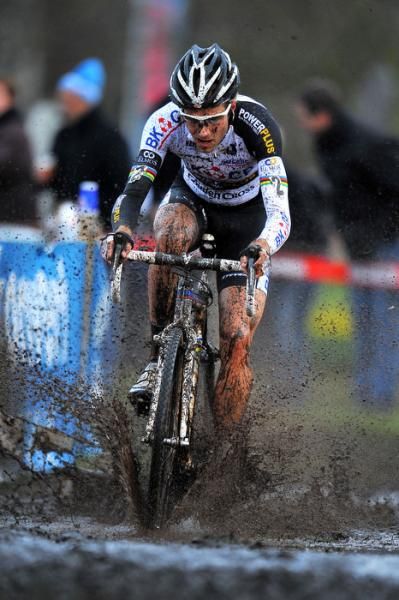 Niels Albert (BKCP-Powerplus) powers through the mud