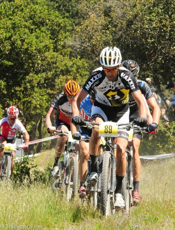 Geoff Kabush (Scott 3 Rox Racing) taking a turn at the front