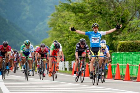 Jon Aberasturi (Team UKYO) celebrates victory in Mino