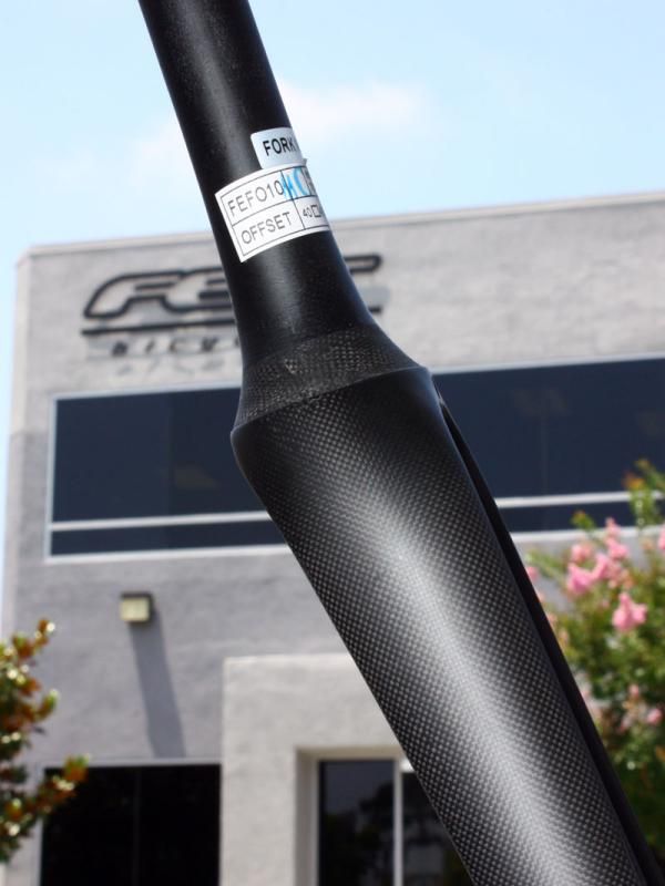 Carbon fibers run uninterrupted and kink-free all the way through the fully hollow fork crown on the new F1.