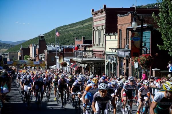The bunch still together early on in the race.