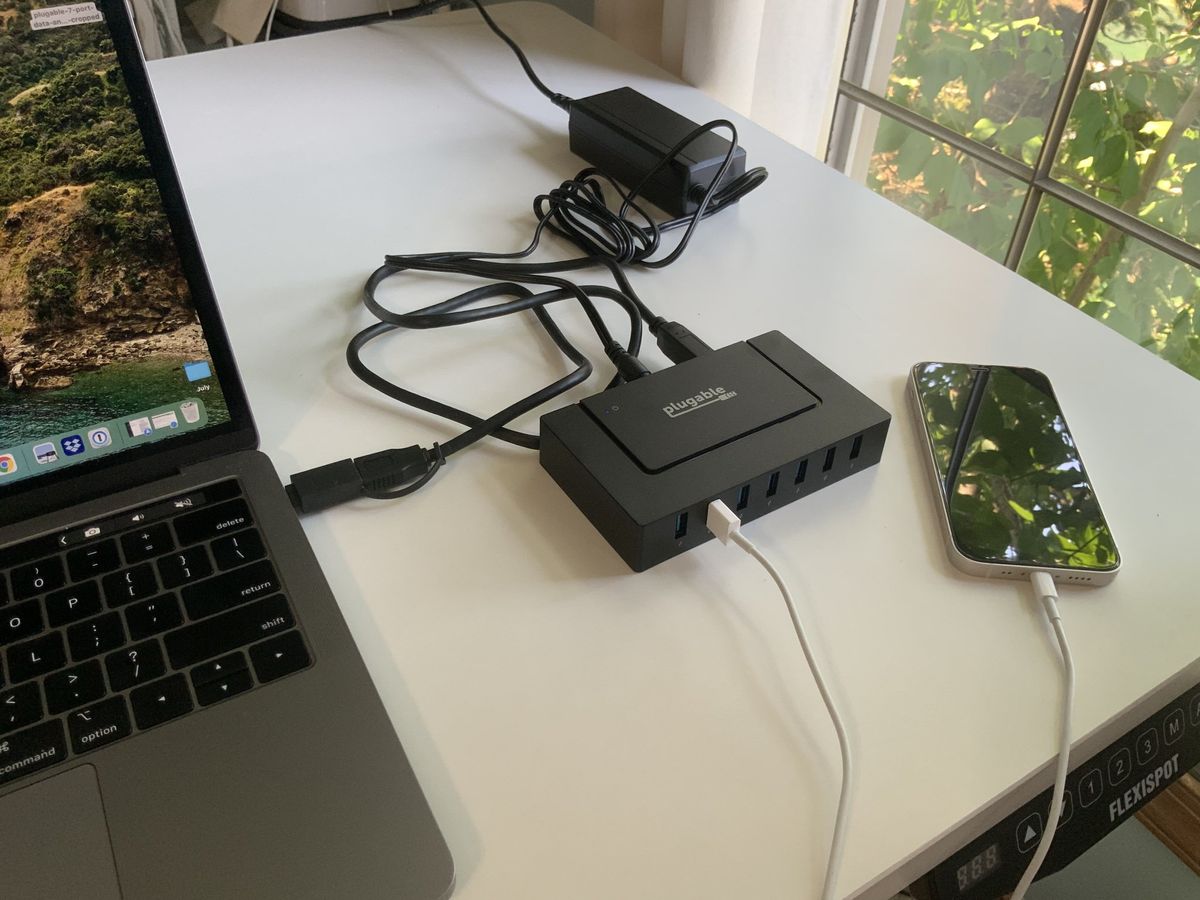 Plugable 7 Port Data And Charging Hub Hero