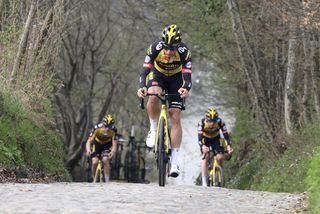 Riders recon the Tour of Flanders cobbles – Gallery