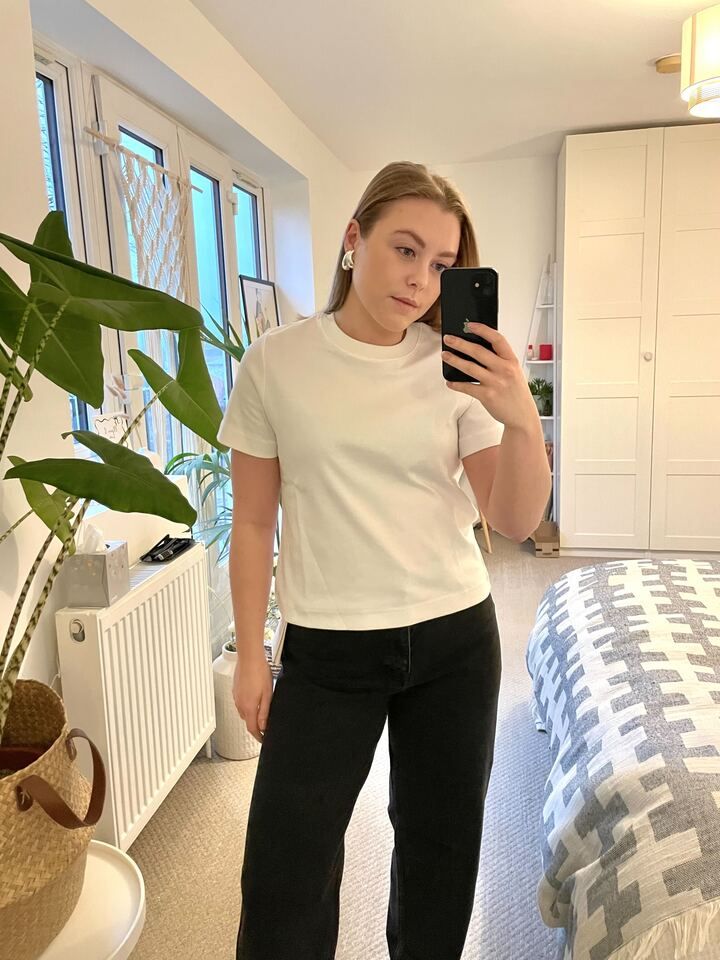Florrie wears COS Clean Cut-T-shirt