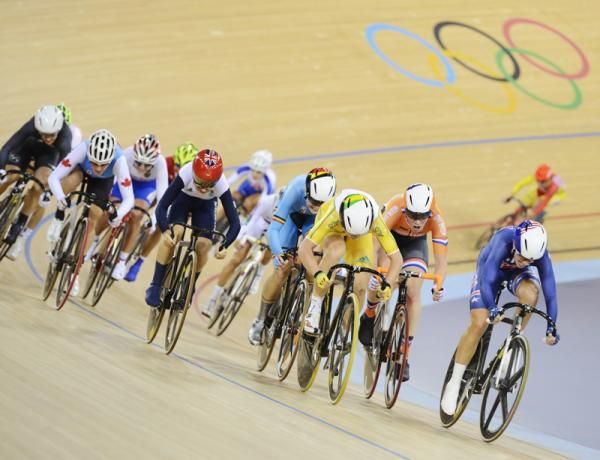 Annette Edmondson (Australia) and Sarah Hammer (United States) at the front of the omnium scratch race