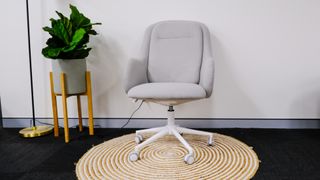 The grey Koala Virtue office chair on a round rug