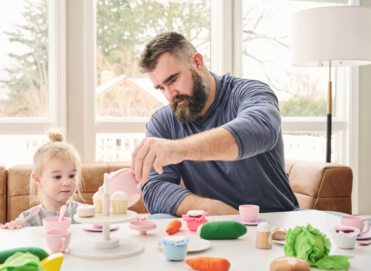 jason kelce plays with his daughter