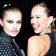 Isabelle Mathers (R) seen backstage wearing gel eyeliner at the Philipp Plein fashion show on February 22, 2020 in Milan, Italy.