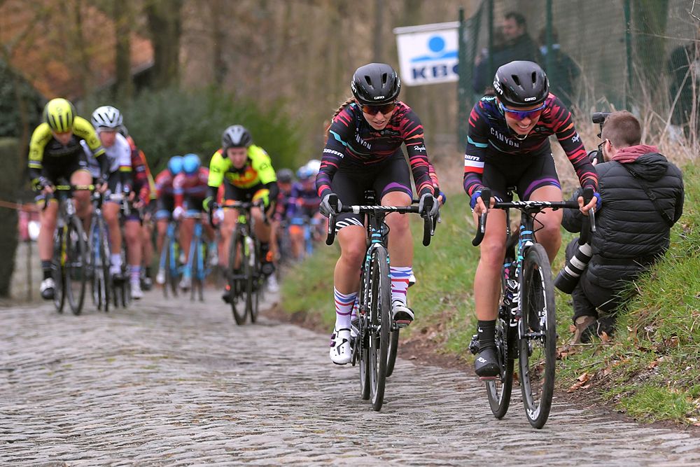 Canyon-SRAM duo attack mid-race on the Moberg