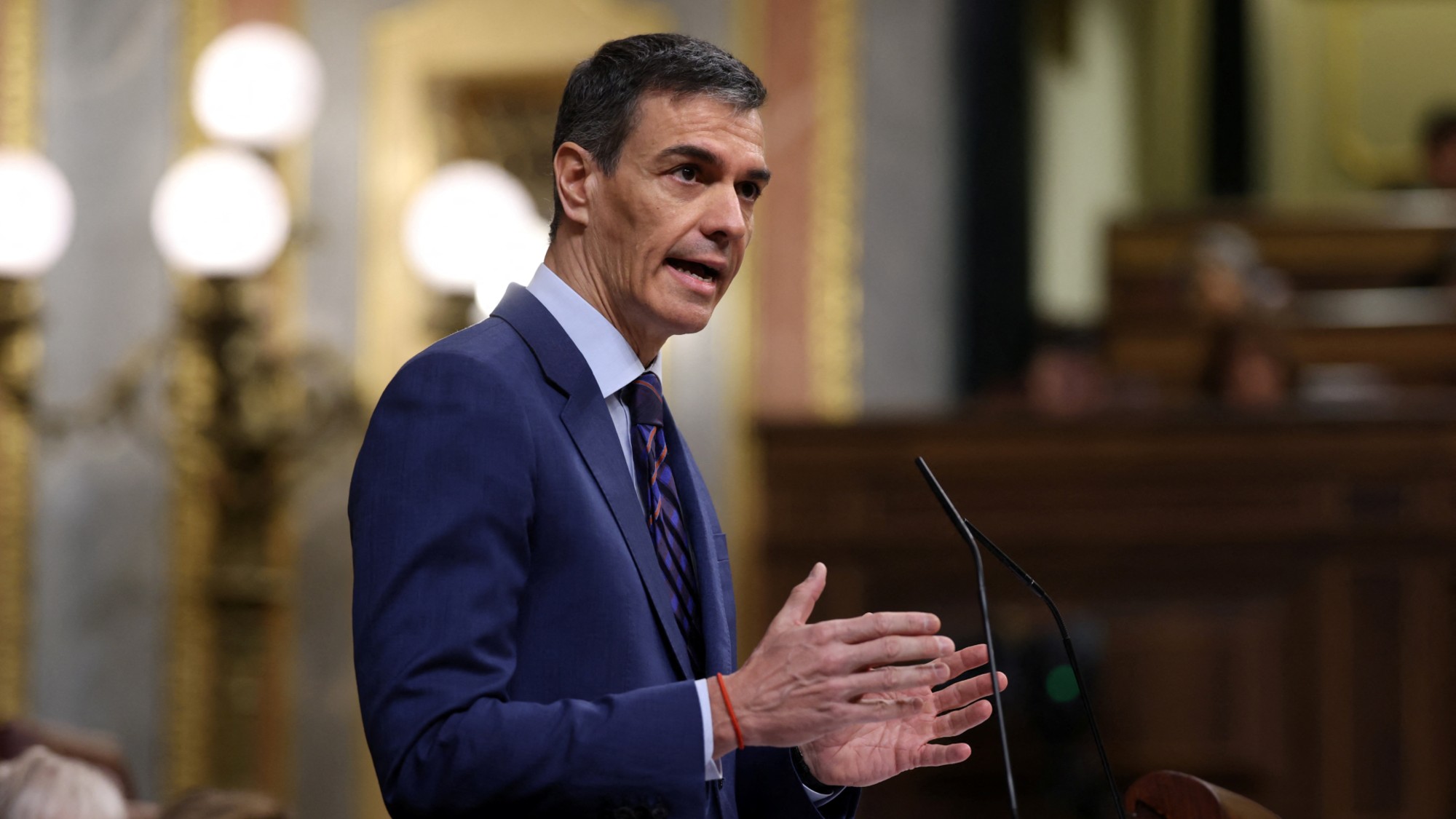 Spanish Prime Minister Pedro S&aacute;nchez speaks to parliament. 