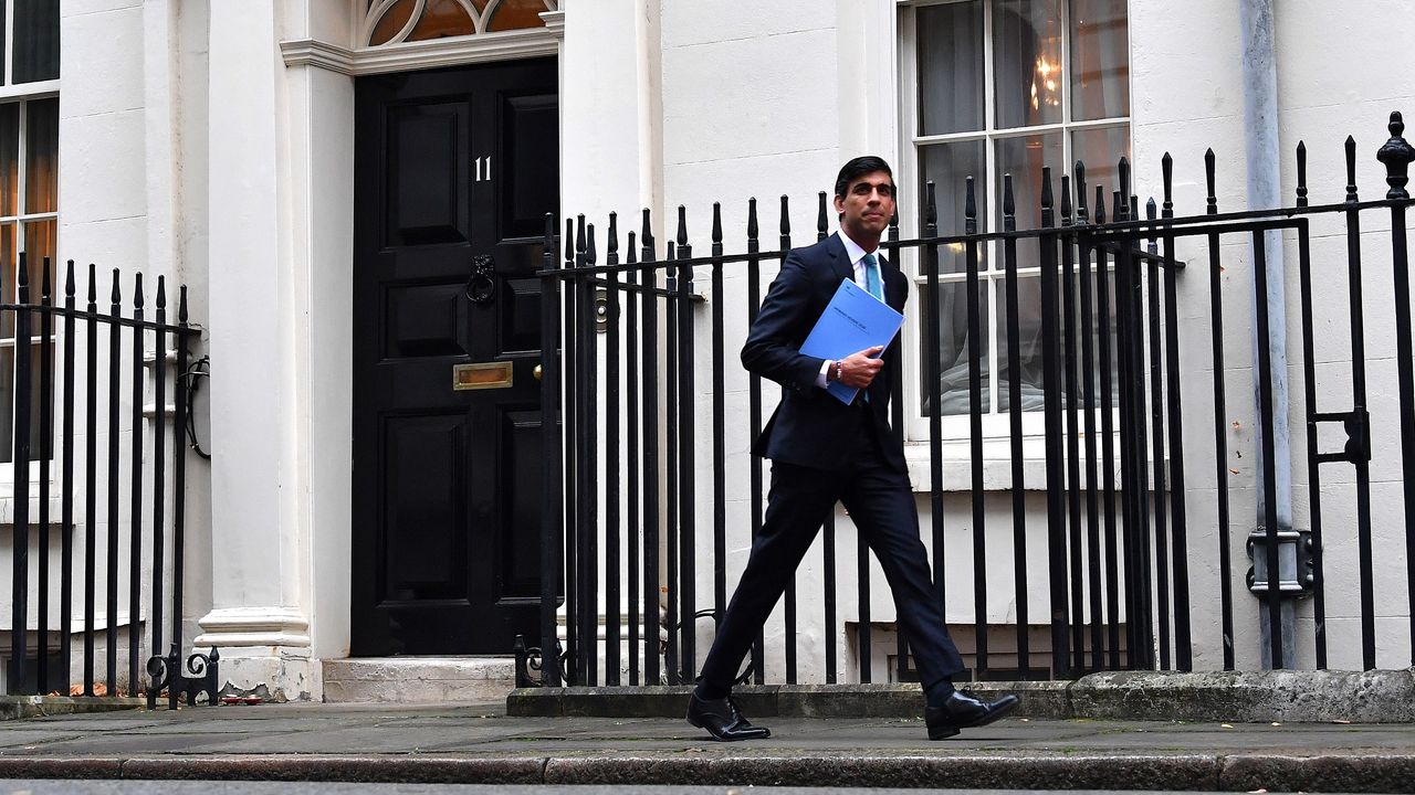 Rishi Sunak leaves 11 Downing Street