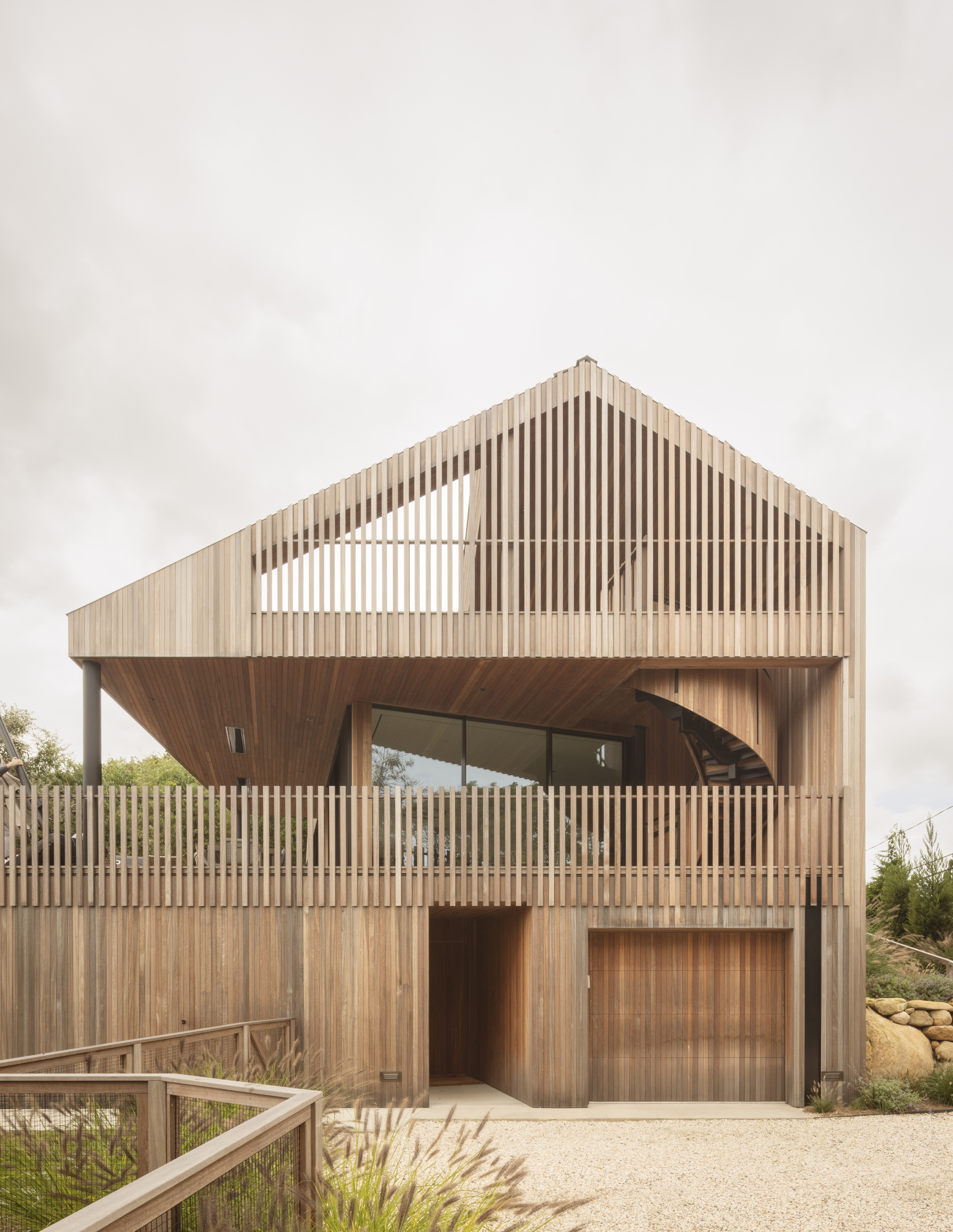 Montauk house on Hither Hills with its timber frame in a green landscape