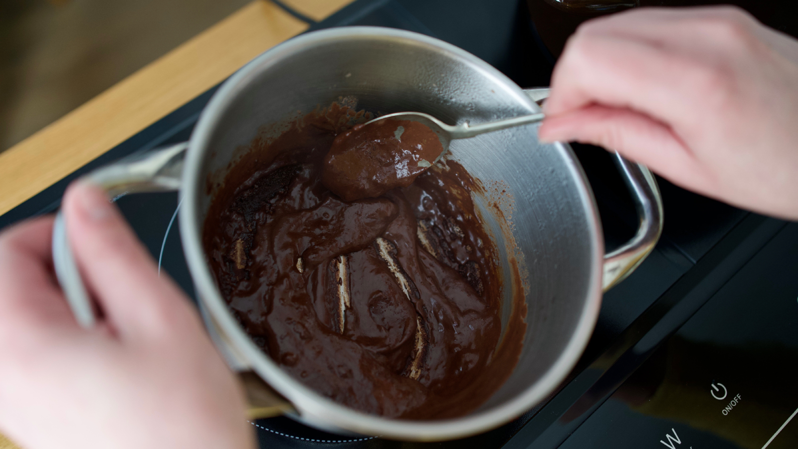 Testing the VonShef Dual Induction Hob