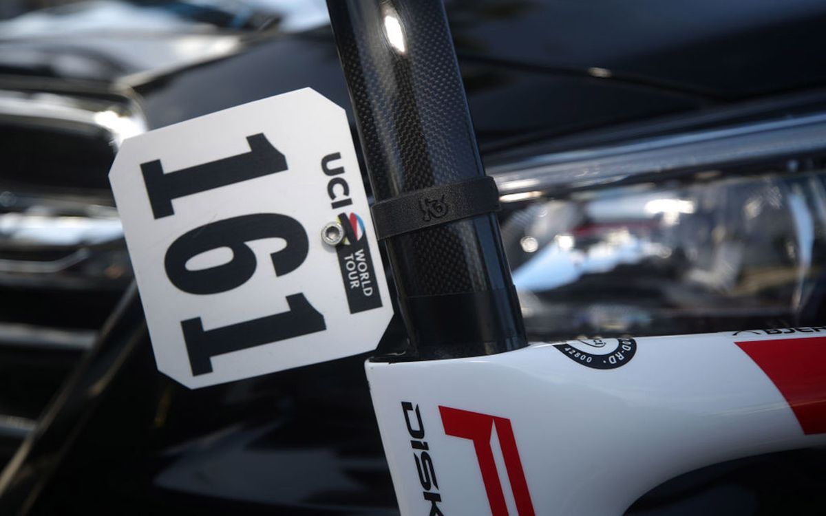 K3 provides the team with seat post-specific number plat mount