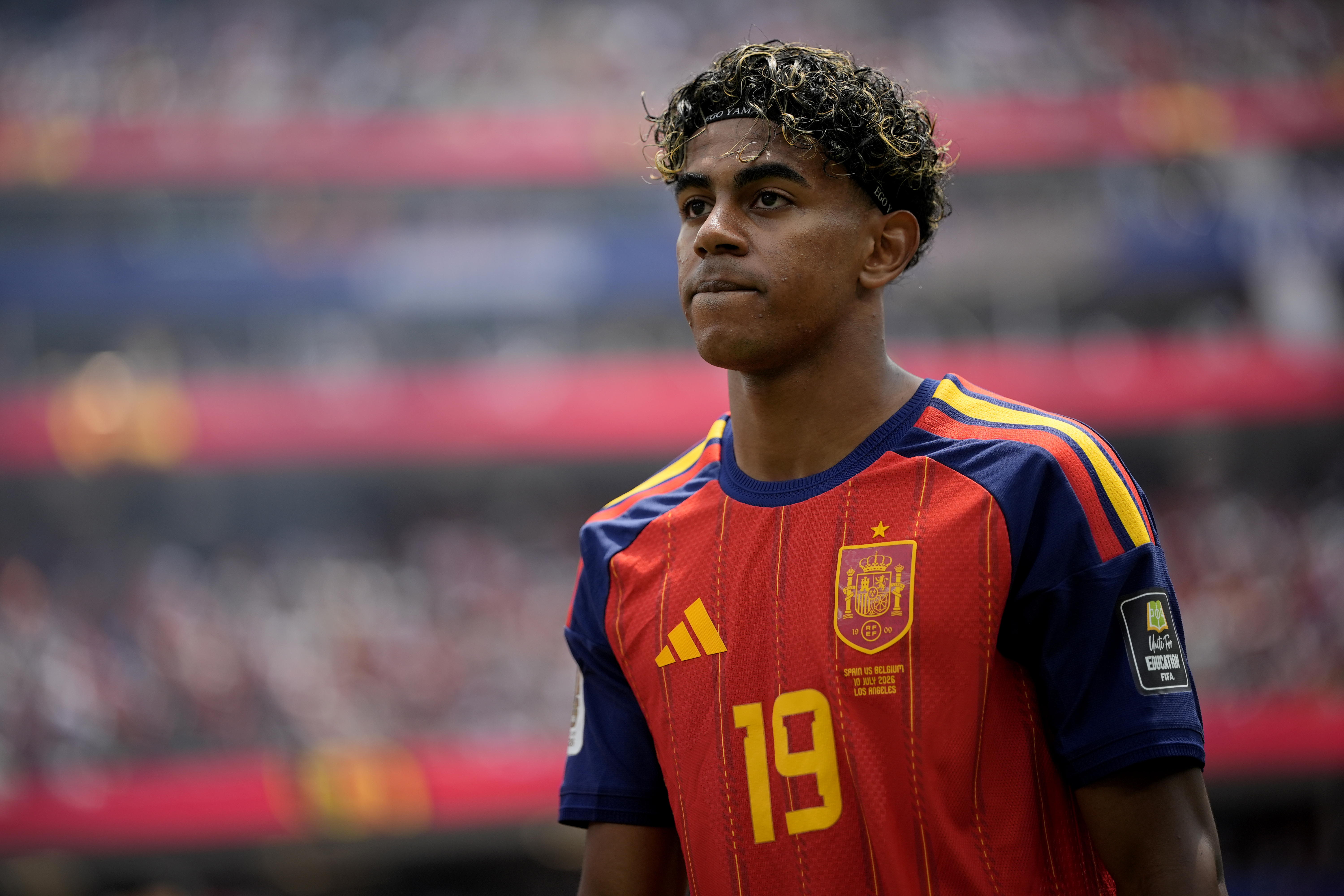 LOS ANGELES, CALIFÓRNIA - 10 DE JULHO: Lamine Yamal da Espanha observa durante a Copa do Mundo FIFA de 2026 - partida das quartas de final entre Espanha e Bélgica no Estádio de Los Angeles (Estádio SoFi) em Inglewood, Califórnia, Estados Unidos, em 10 de julho de 2026 (Foto de Tayfun Coskun / Anadolu) via Getty Images