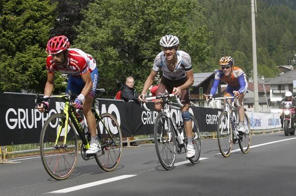 Michele Scarponi leads John Gadret on the final climb